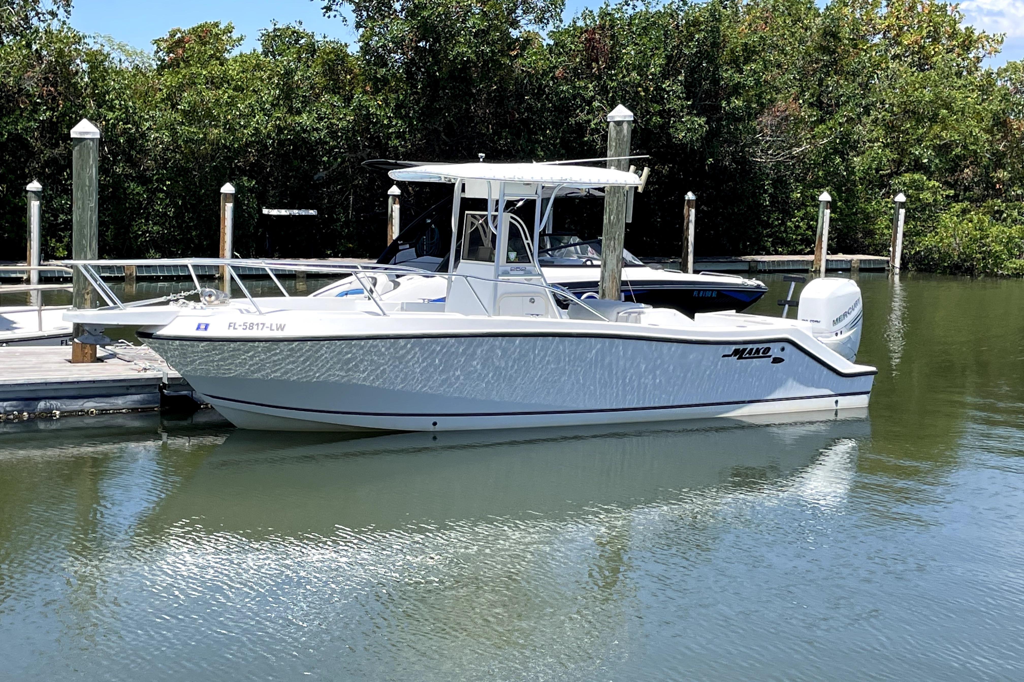 2002 Mako 252 Center Console