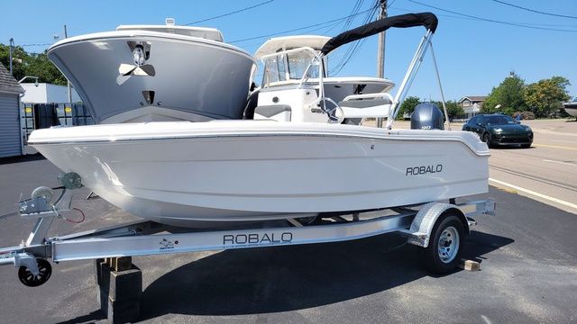 2025 Robalo R160 Center Console