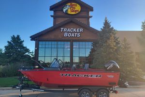 Tracker Targa V-18 WT 2026 Tracker Targa V-18 WT boat displayed outside Bass Pro Shops.