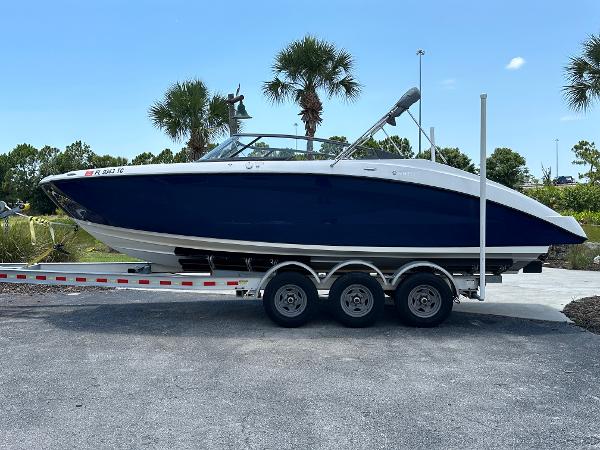 Yamaha Boats SX250 2022 Yamaha Boats SX250 on a trailer, parked outdoors with palm trees in the background.
