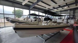 Lomac 7.0 Turismo 2023 Lomac 7.0 Turismo boats displayed in a showroom.