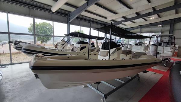 Lomac 7.0 Turismo 2023 Lomac 7.0 Turismo boats displayed in a showroom.