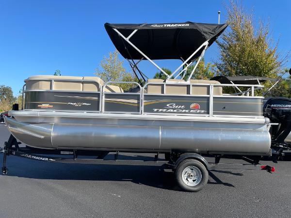 2025 Sun Tracker Party Barge 18 DLX
