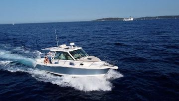 2019 Boston Whaler 345 Conquest