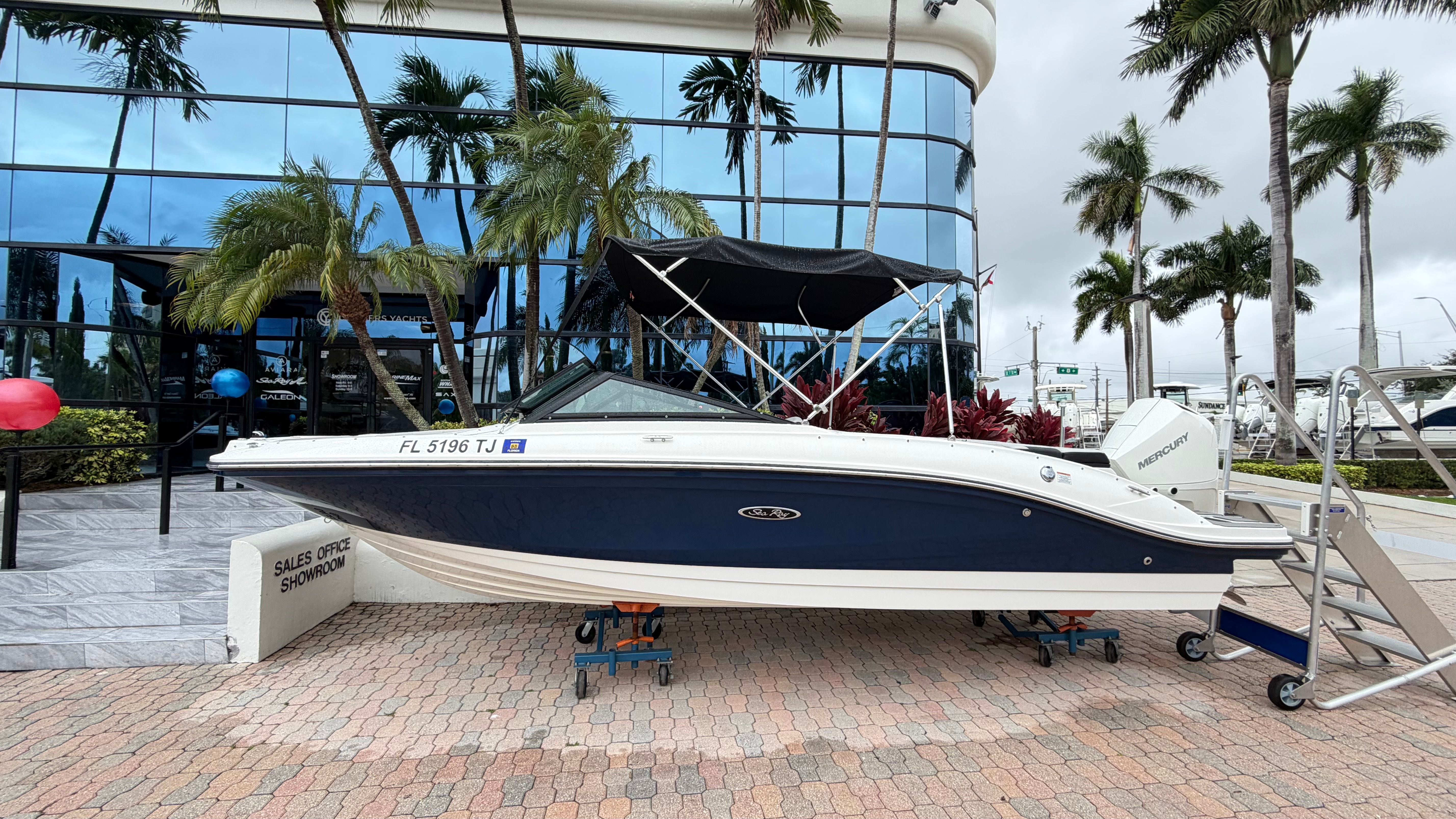 2023 Sea Ray SPX 210 Outboard