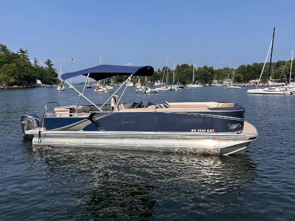 Avalon LSZ Cruise - 25' 2024 Avalon LSZ Cruise 25' pontoon boat on a scenic lake.