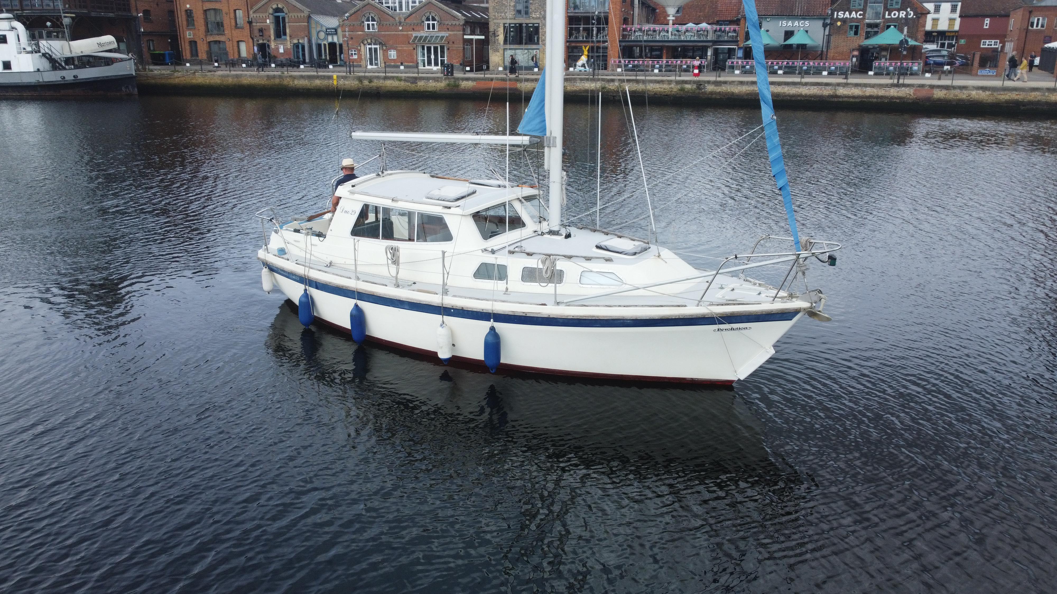 Westerly Knosort Duo 29 1986 Westerly Knosort Duo 29 sailboat on calm water near a dockside.