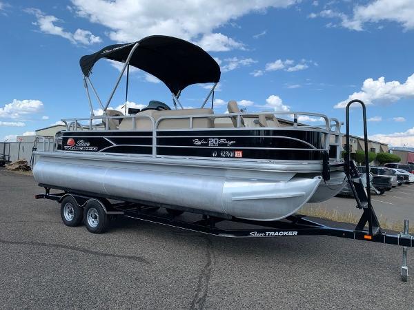 Sun Tracker Fishin' Barge 20 DLX