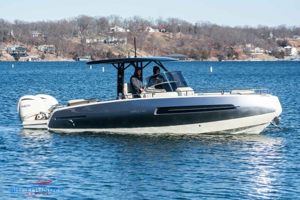 Invictus TT280S 2024 Invictus TT280S motorboat cruising on a lake.