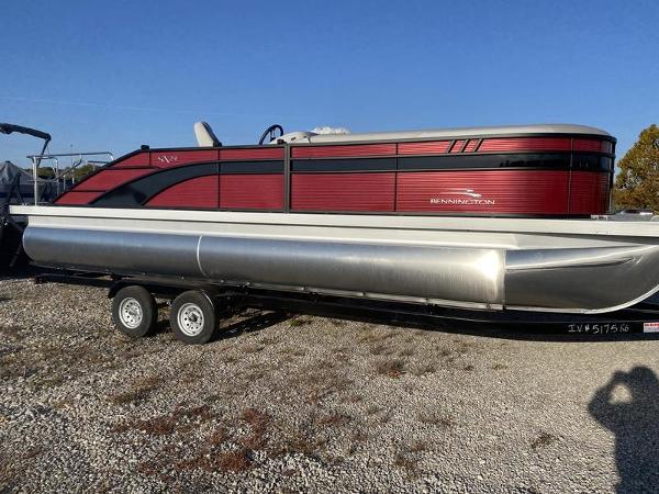 Bennington 24 SXSB 2023 Bennington 24 SXSB pontoon boat on a trailer.