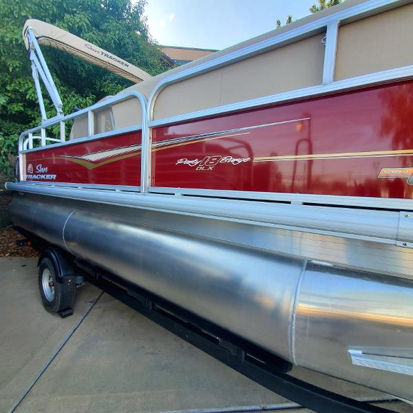 Sun Tracker Party Barge 18 DLX 2023 Sun Tracker Party Barge 18 DLX pontoon boat with red and beige exterior.