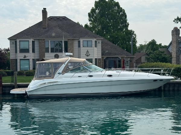 Sea Ray 410 Sundancer 2001 Sea Ray 410 Sundancer yacht docked by a waterfront house.