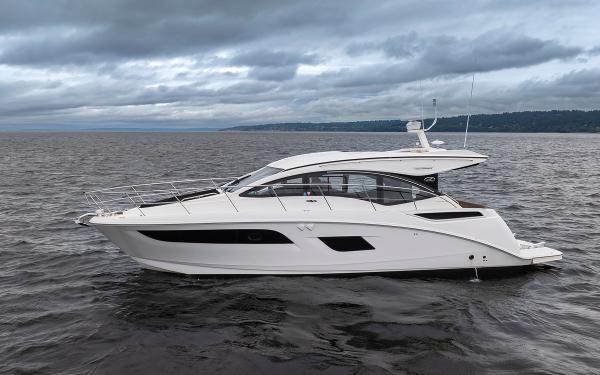Sea Ray 400 Sundancer 2016 Sea Ray 400 Sundancer yacht on open water under cloudy skies.
