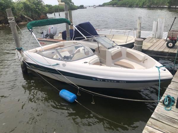 Four Winns 180 Horizon LE 2005 Four Winns 180 Horizon LE boat docked on a calm river.