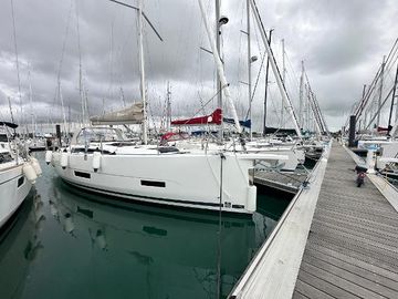 2023 Dufour 390