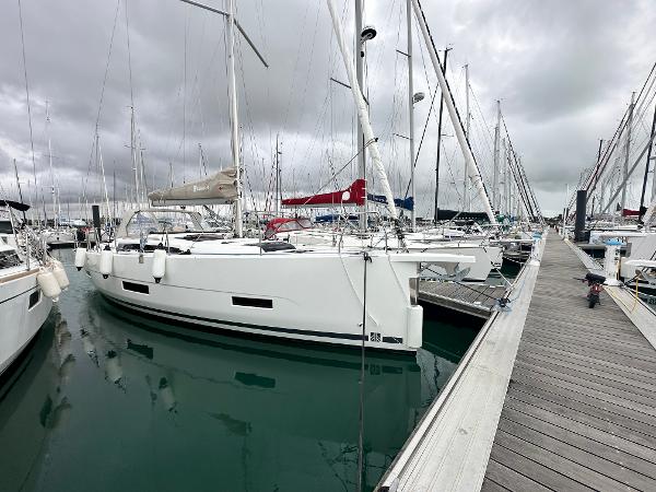 2023 Dufour 390