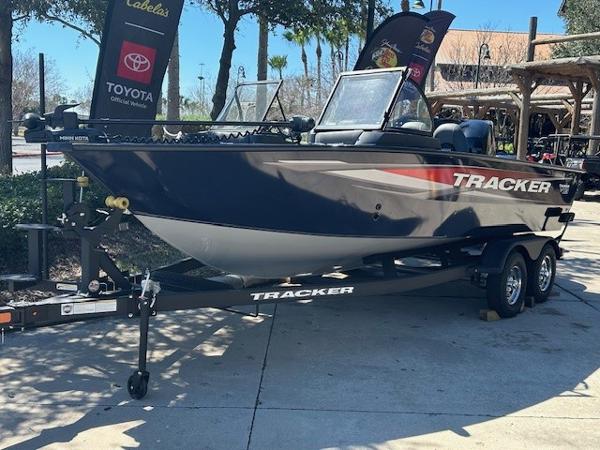 Tracker Targa V-18 WT 2025 Tracker Targa V-18 WT boat on trailer, displayed outdoors.