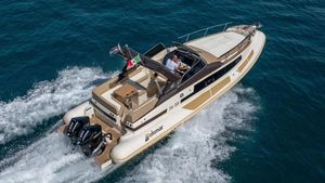 Solemar SE 330 2026 Solemar SE 330 luxury boat cruising on open water.
