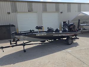 Bass Tracker PRO TEAM 190 2024 Bass Tracker PRO TEAM 190 boat on trailer outside a warehouse.