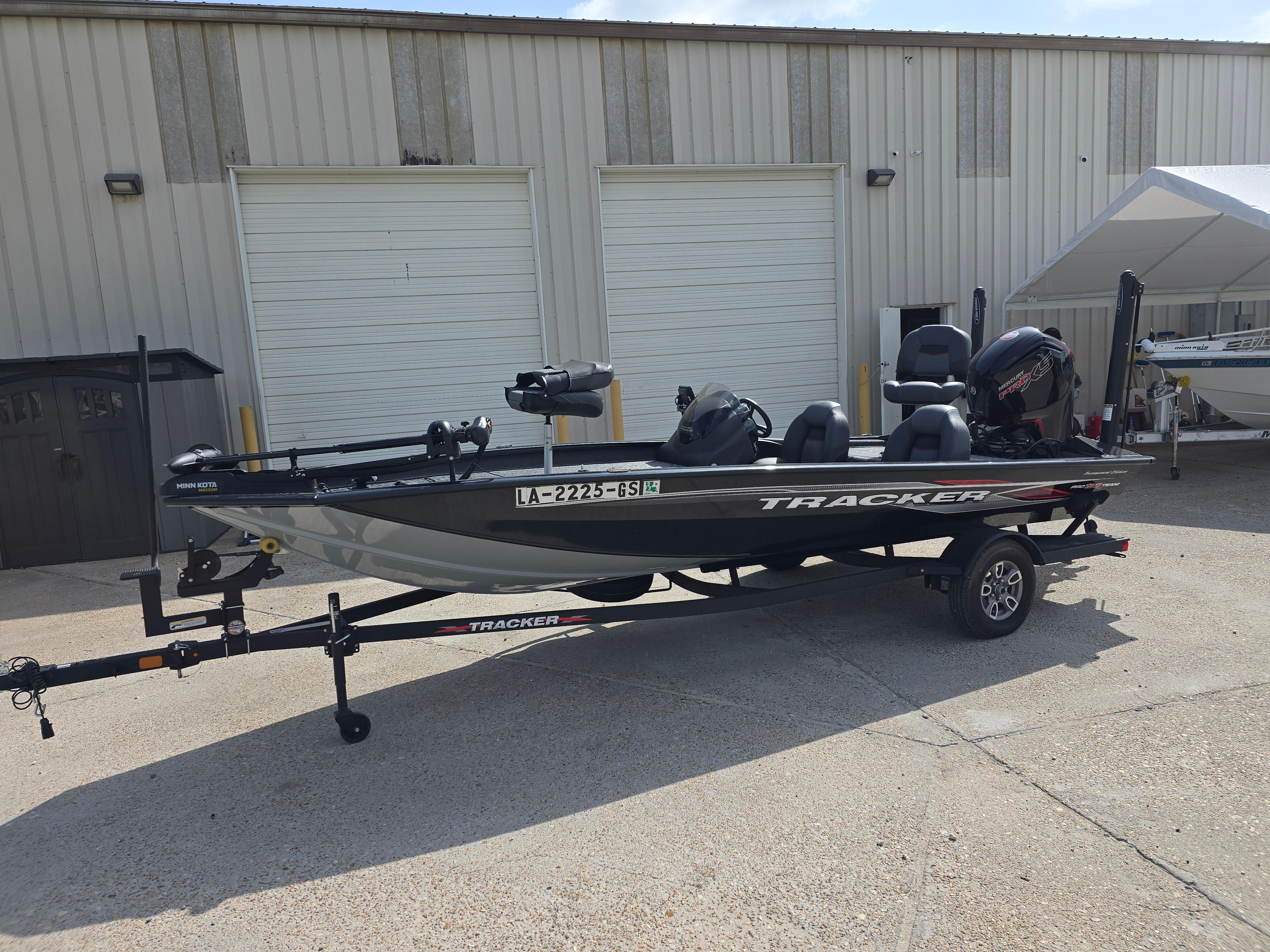 Bass Tracker PRO TEAM 190 2024 Bass Tracker PRO TEAM 190 boat on trailer outside a warehouse.
