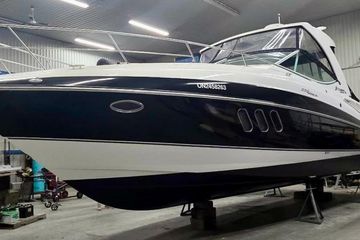 2011 Cruisers Yachts 330 Express