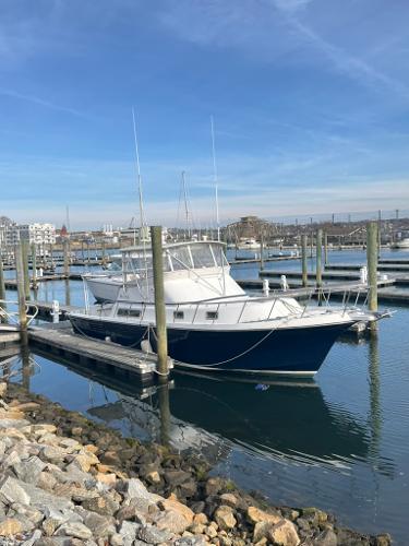 Albin 45 Command Bridge 2005 Albin 45 Command Bridge yacht docked in a marina.