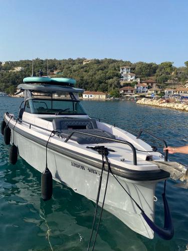 2021 Axopar 37 Sun-Top