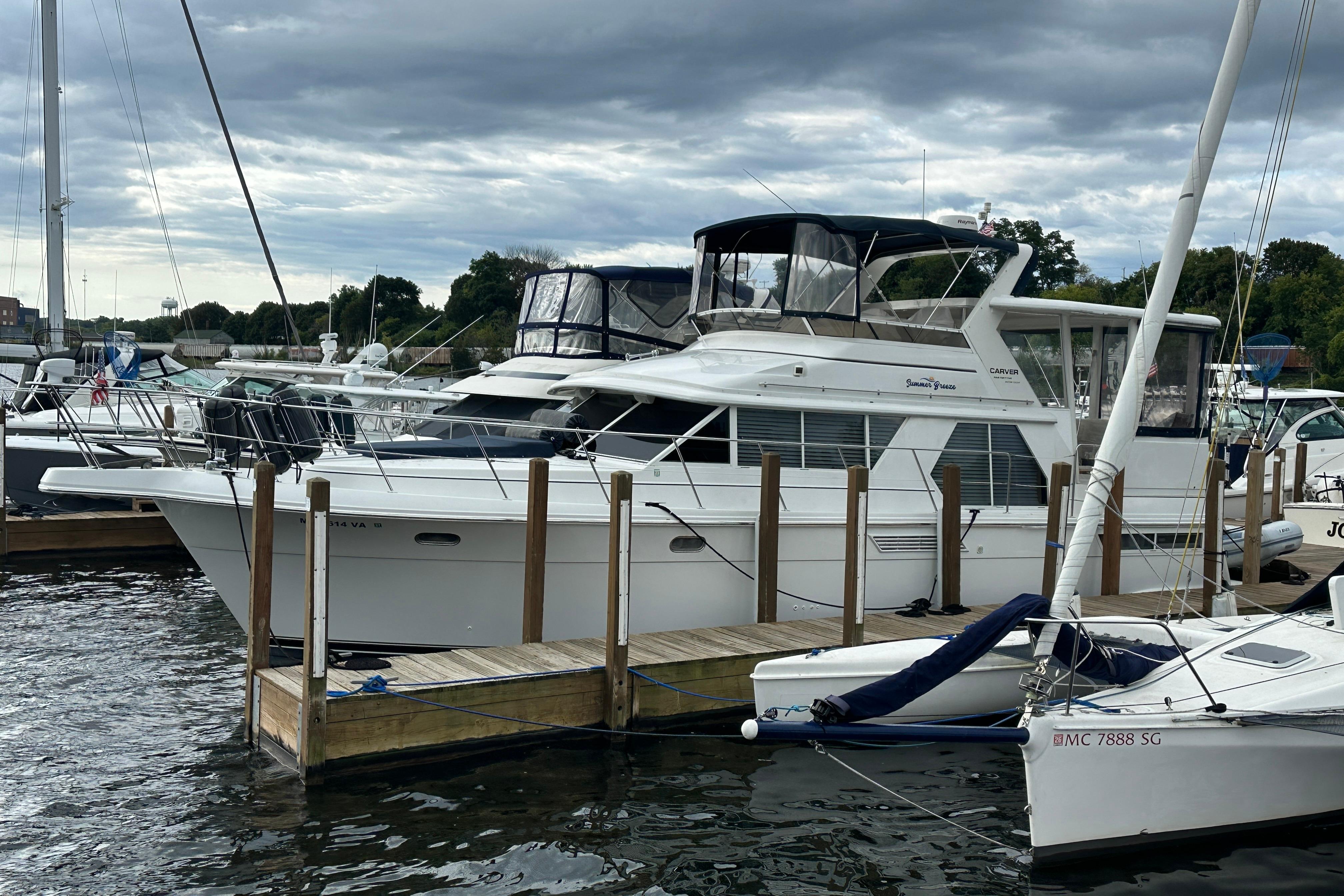 1998 Carver 445 Aft Cabin Motor Yacht