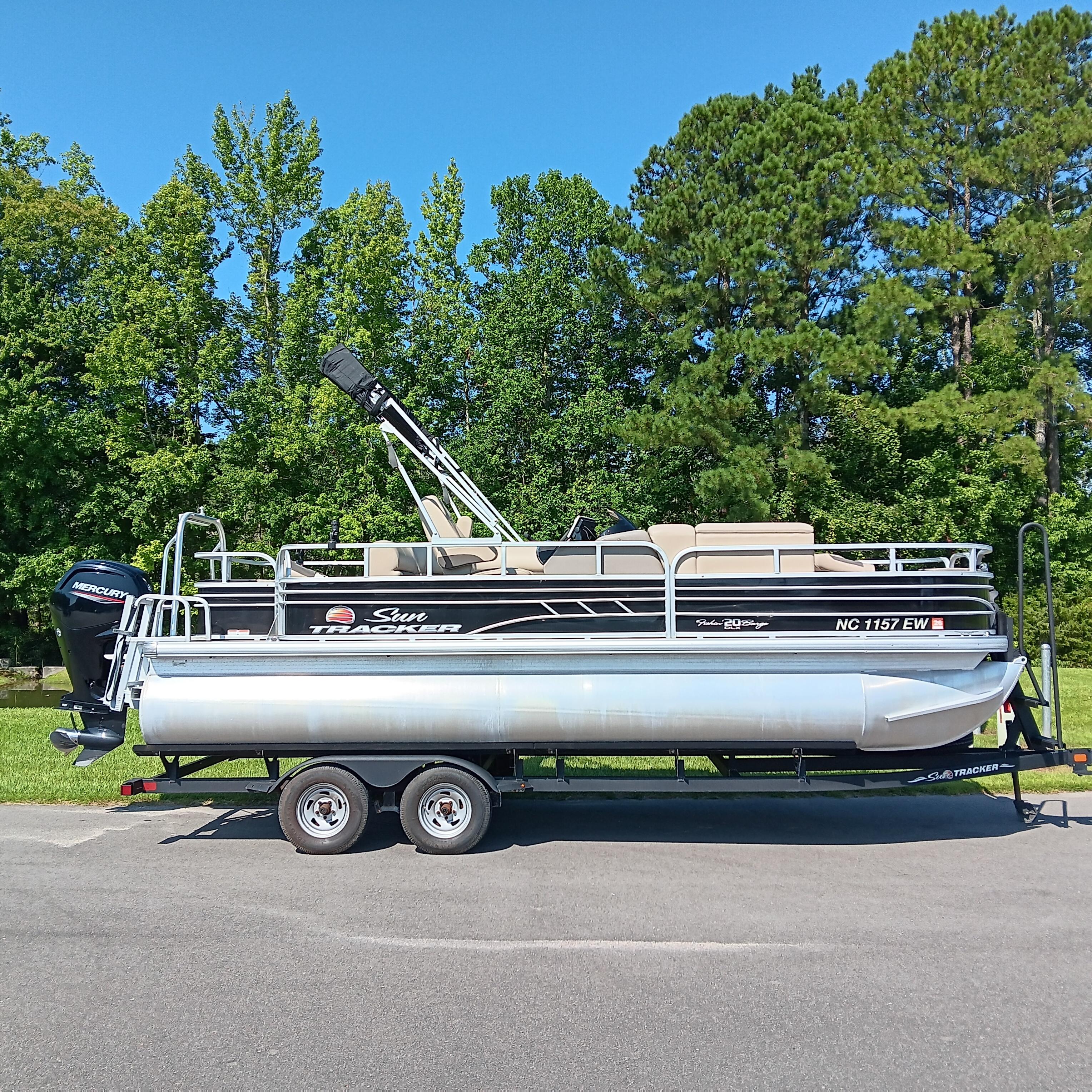 2021 Sun Tracker Fishin' Barge 20 DLX