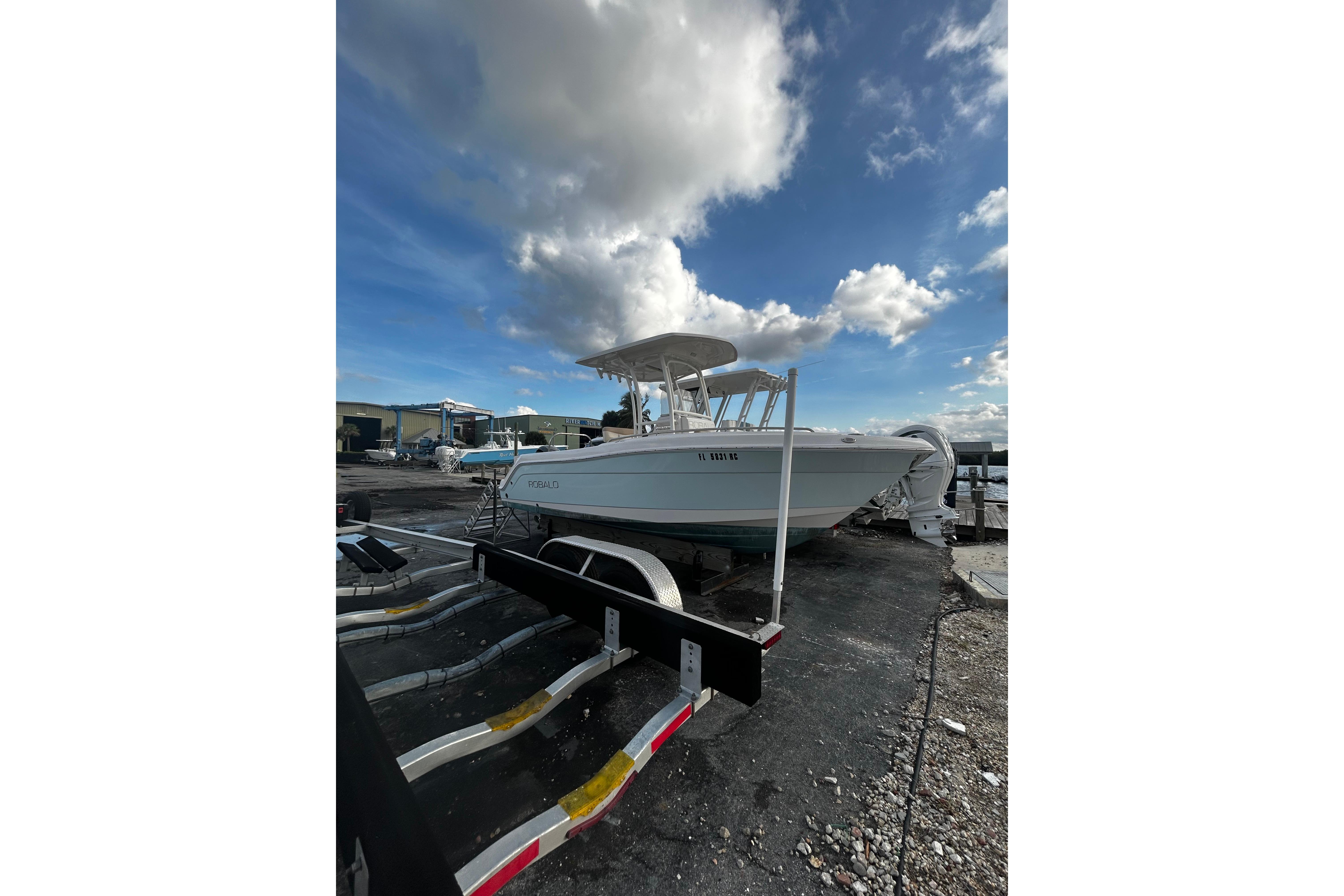 2016 Robalo R222 Center Console