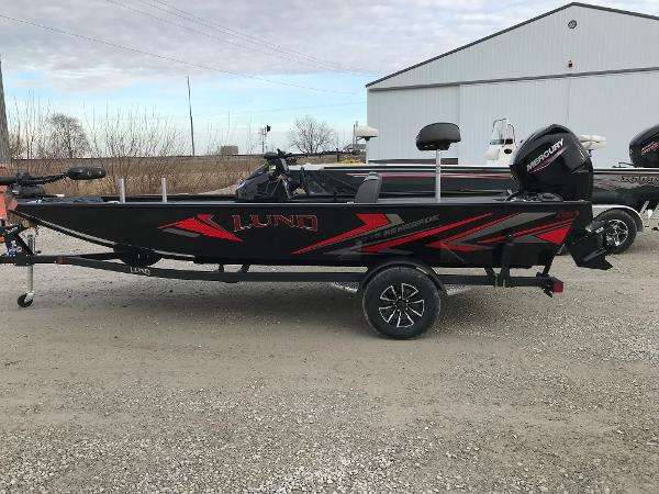 Lund 1775 Renegade SS 2025 Lund 1775 Renegade SS boat with trailer, parked outdoors.