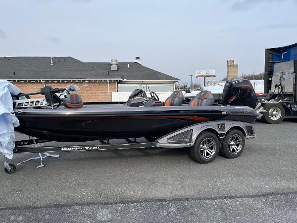 Ranger Z520 2025 Ranger Z520 boat on trailer, parked outdoors, featuring sleek black design and modern seating.