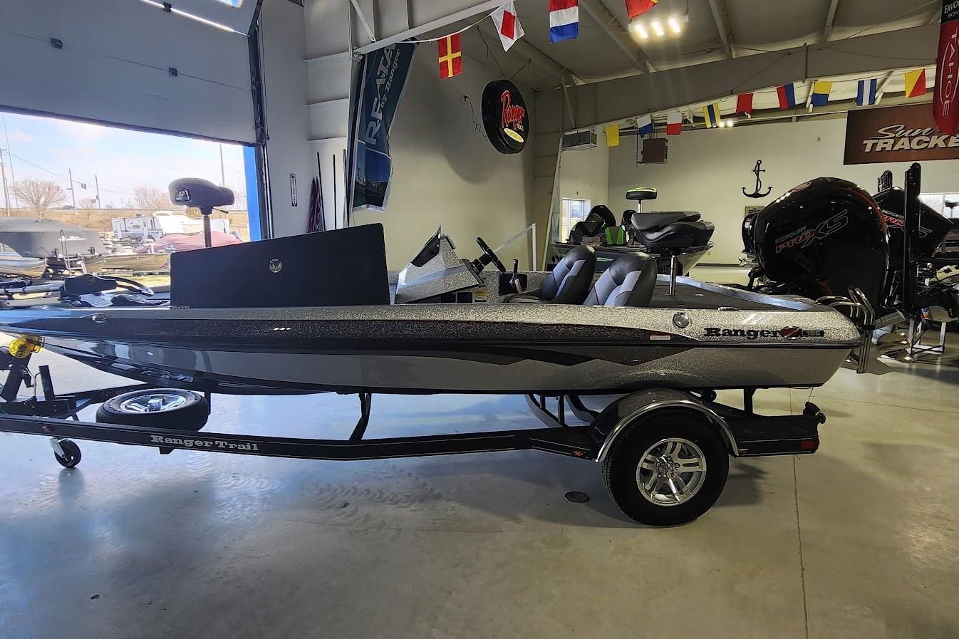 Ranger Z185 2025 Ranger Z185 boat in showroom, featuring sleek design and modern features.