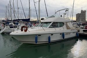Jeanneau Prestige 32 2003 Jeanneau Prestige 32 yacht docked in a marina, surrounded by other boats.