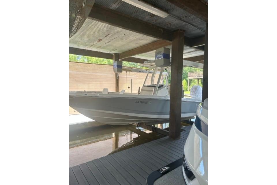 Boston Whaler 250 Dauntless 2024 Boston Whaler 250 Dauntless boat docked in a covered marina.