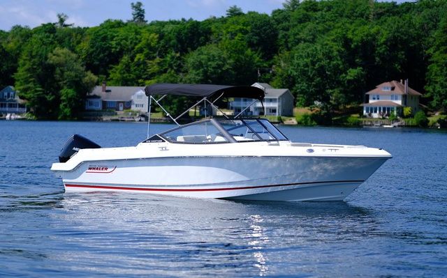 2024 Boston Whaler 210 Vantage