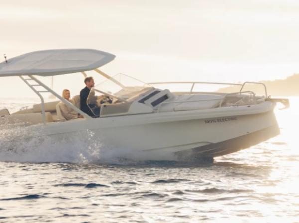 Axopar AX/E 25 2025 Axopar AX/E 25 boat cruising on water at sunset.