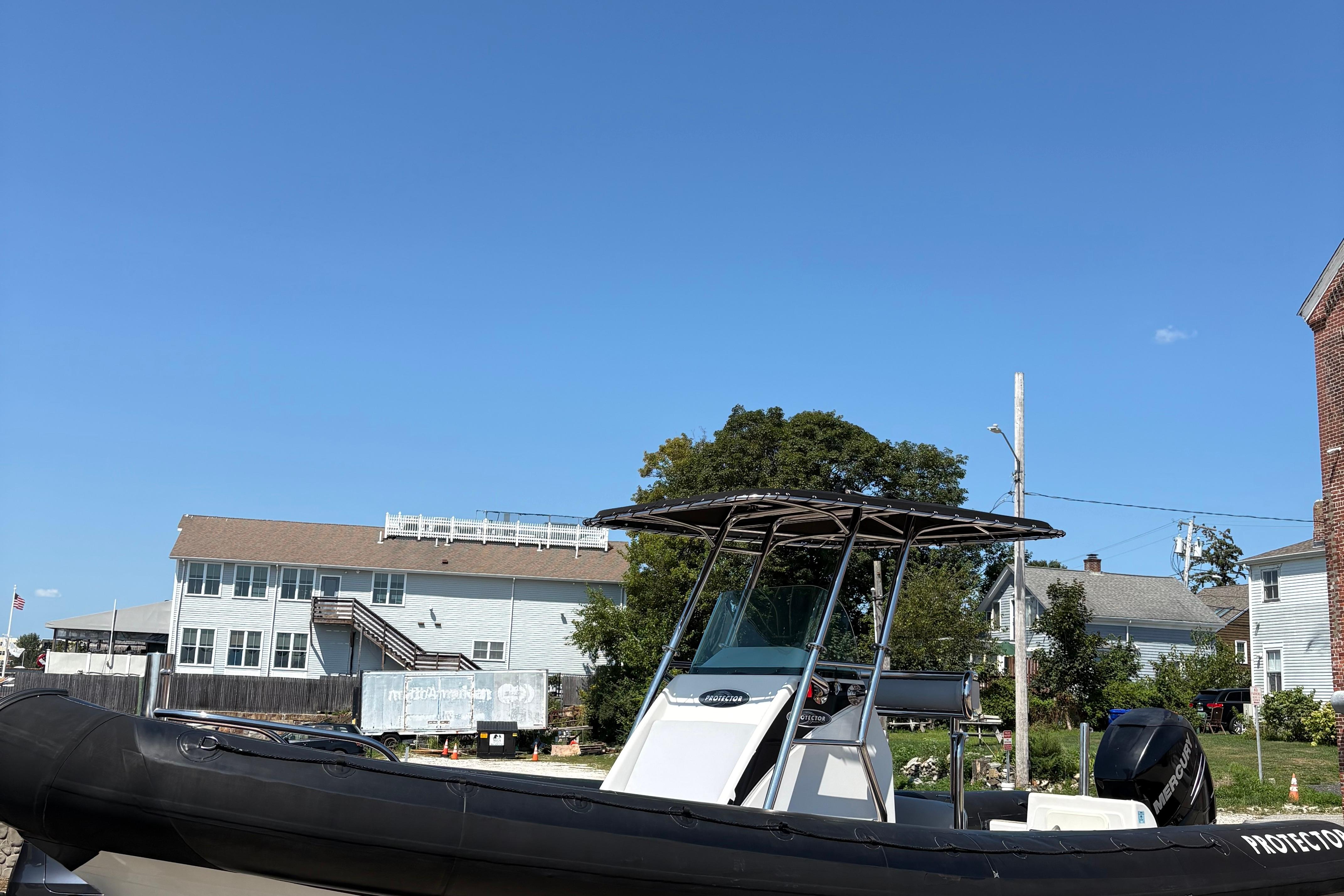 2013 Protector 25 Center Console