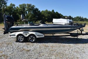 Skeeter FX21 2013 Skeeter FX 21 bass boat on trailer in outdoor setting.