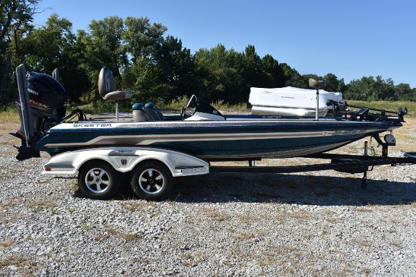Skeeter FX 21 2013 Skeeter FX 21 bass boat on trailer in outdoor setting.