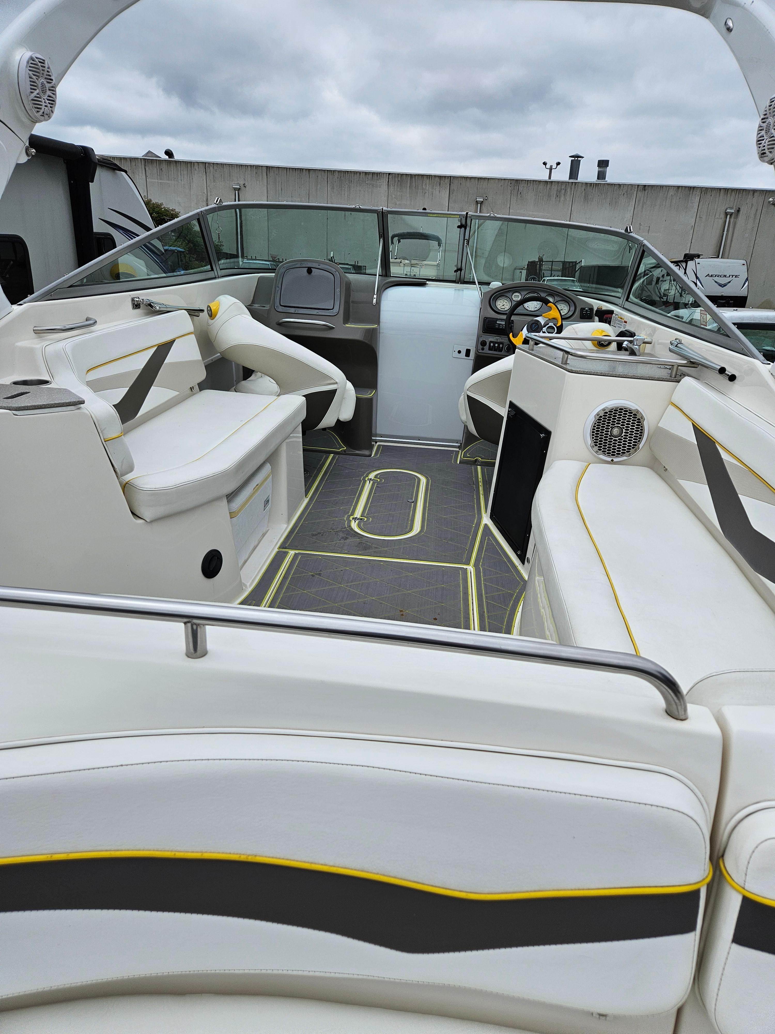2007 Rinker 282 Captiva Cuddy