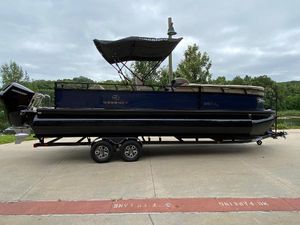 Regency 250 DL3 2024 Regency 250 DL3 pontoon boat on trailer, parked outdoors.