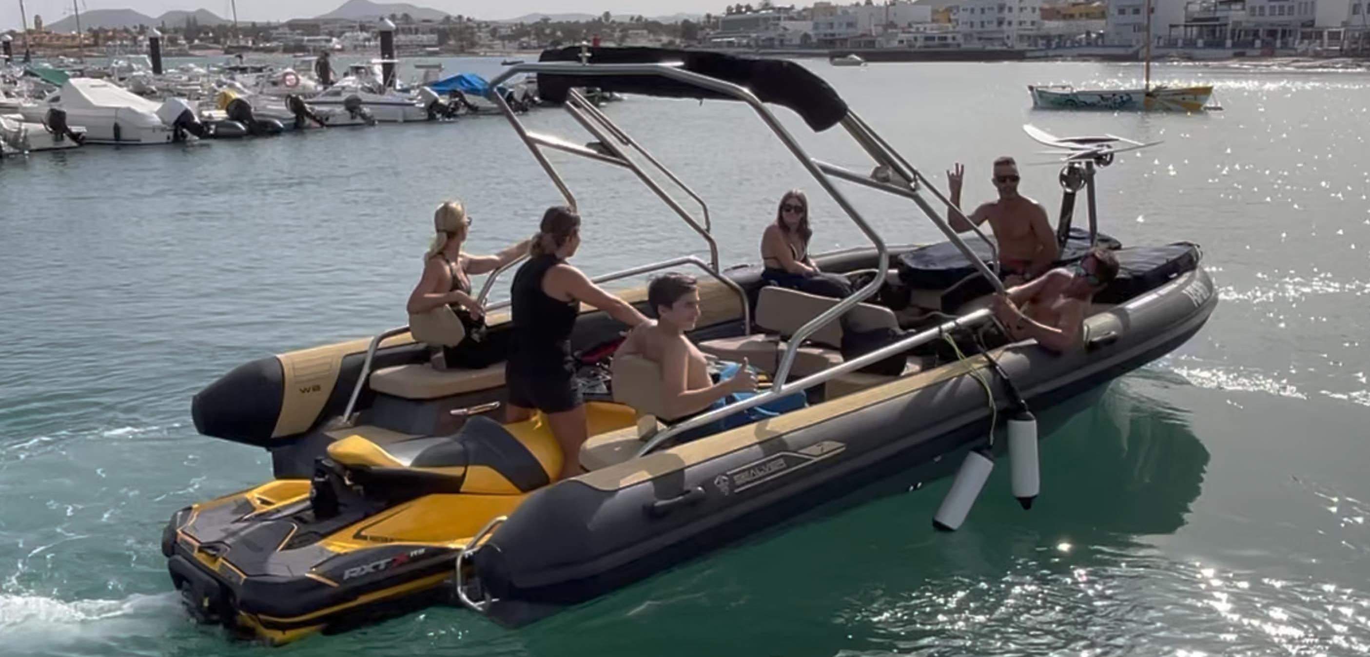 Sealver Wave Boat Hevo Z7 2021 Sealver Wave Boat Hevo Z7 with passengers enjoying a sunny day on the water.