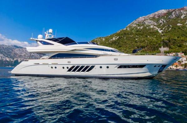 Dominator 29M Luxurious 2010 Dominator 29M yacht cruising near scenic coastline.