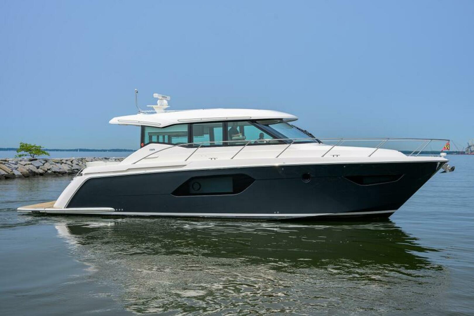 Tiara Yachts 49 COUPE 2019 Tiara Yachts 49 Coupe - Image 1