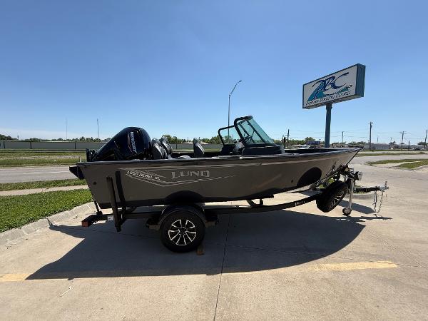 Lund 1650 Rebel XL Sport 2025 Lund 1650 Rebel XL Sport boat on trailer, parked outdoors under clear sky.