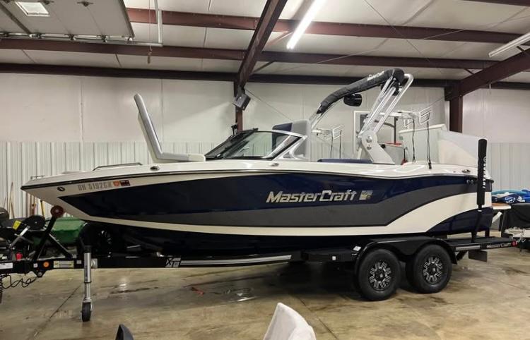 MasterCraft XT21 2018 MasterCraft XT21 boat on trailer in indoor storage facility.