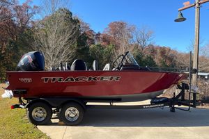 Tracker Targa V-18 Combo 2026 Tracker Targa V-18 Combo boat on trailer, parked outdoors.