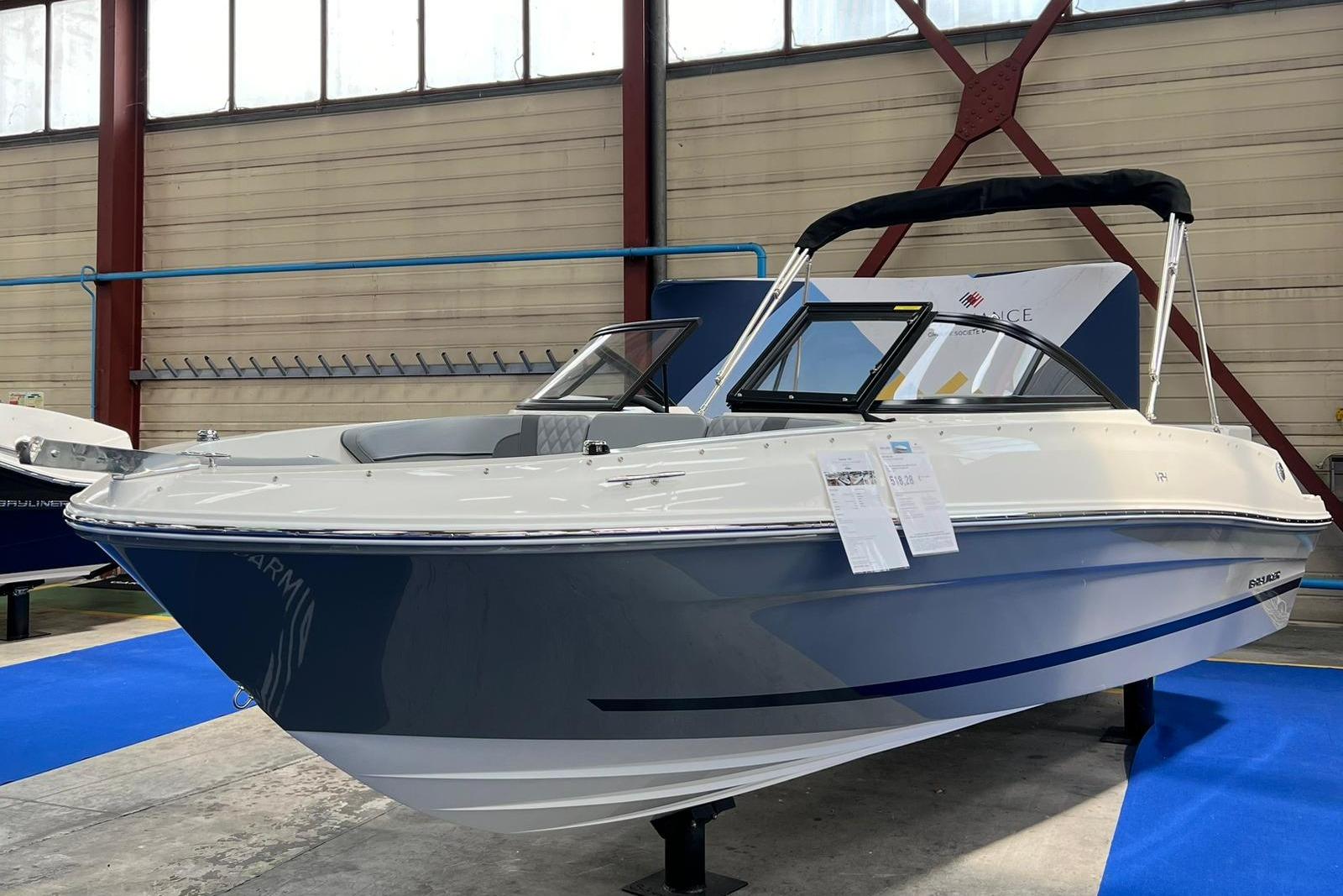 Bayliner VR4 Bowrider I/O 2026 Bayliner VR4 Bowrider I/O displayed indoors, featuring sleek design and modern aesthetics.