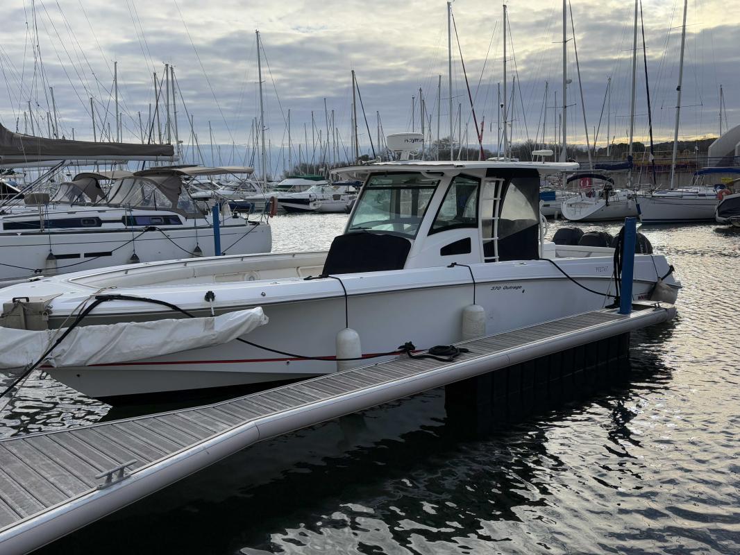 Boston Whaler 370 Outrage